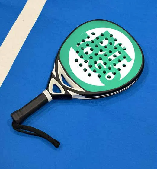 Raquette de padel personnalisée avec un logo vert, posée sur un terrain bleu